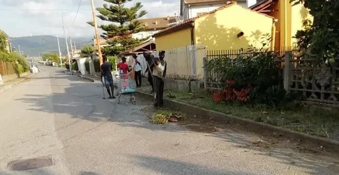 Degrado a San Pietro Lametino, i migranti ripuliscono le strade