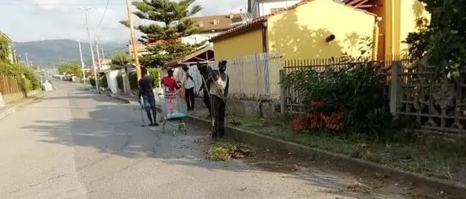 Degrado a San Pietro Lametino, i migranti ripuliscono le strade