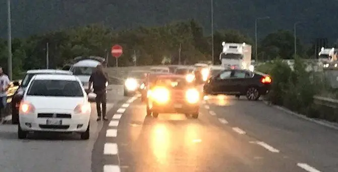 Auto sbanda sull'autostrada A2, lunghe code nei pressi dello svincolo di Altilia