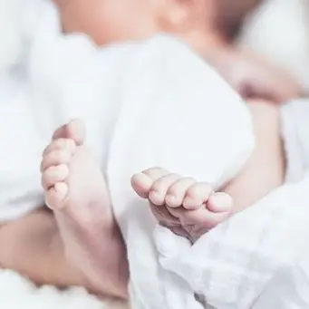 Istat: nascite al minimo storico mentre aumenta la fuga degli italiani all'estero