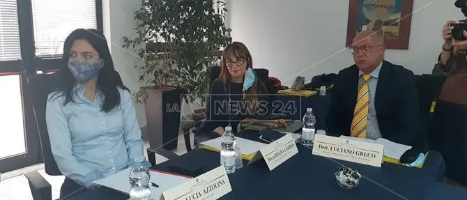 Azzolina a Catanzaro, protestano alcuni insegnanti precari: «Per noi nessuna giustizia»