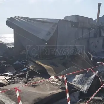 Cetraro, lido balneare in fiamme: si segue la pista dolosa