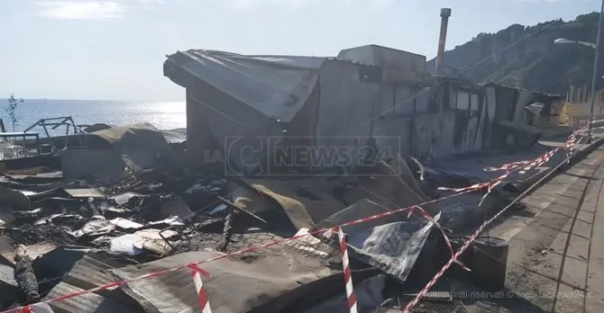 Cetraro, lido balneare in fiamme: si segue la pista dolosa