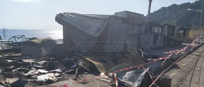 Cetraro, lido balneare in fiamme: si segue la pista dolosa