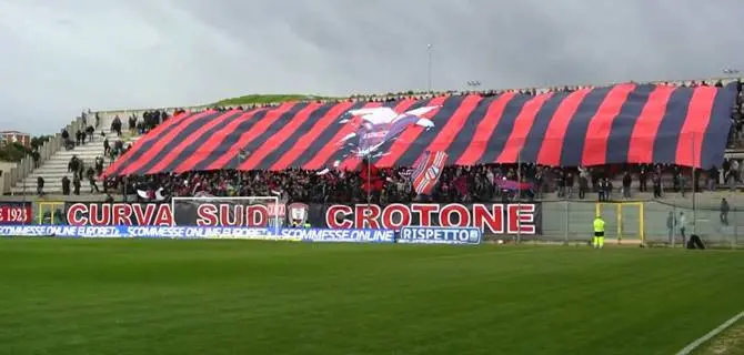 Calcio, il Crotone batte il Pordenone e scatta verso la Serie A