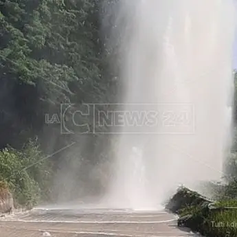 Condotta d'acqua “esplode” lungo una strada vibonese