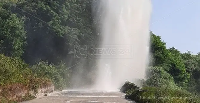 Condotta d'acqua “esplode” lungo una strada vibonese