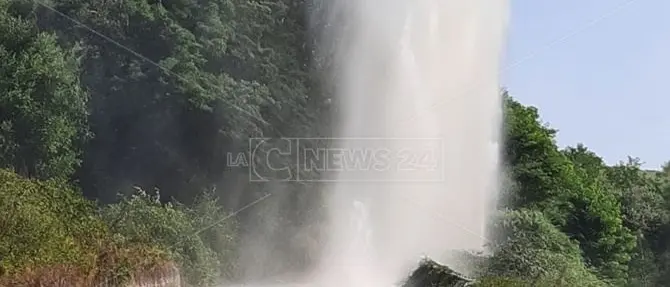 Condotta d'acqua “esplode” lungo una strada vibonese