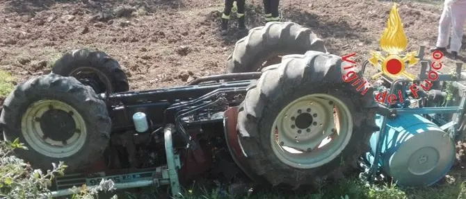 Tragedia nel Vibonese, 50enne muore schiacciato dal suo trattore