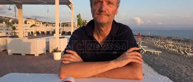 Falerna, cani vietati sul lungomare. Il sindaco: «Nessuna marcia indietro. Troppi incivili»