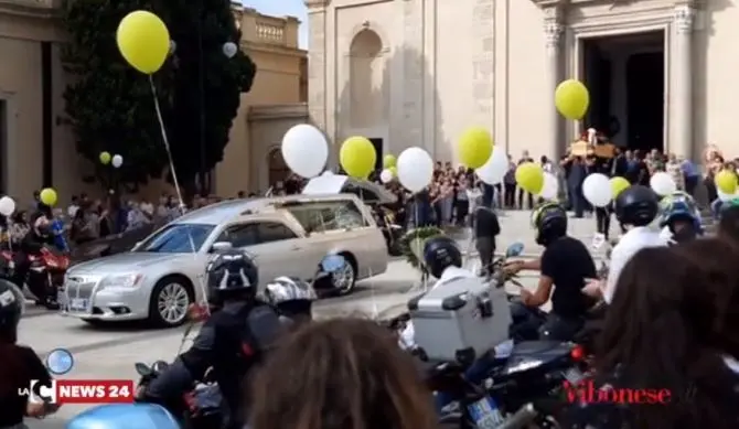 Vibo, palloncini e moto schierate per l’ultimo saluto a Gianluca Calabria