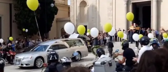 Vibo, palloncini e moto schierate per l’ultimo saluto a Gianluca Calabria