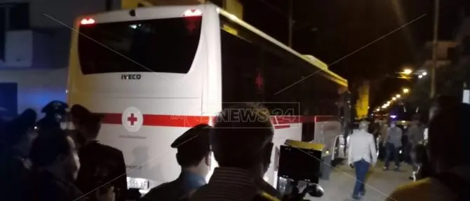 Coronavirus, i migranti contagiati lasciano Amantea: il video