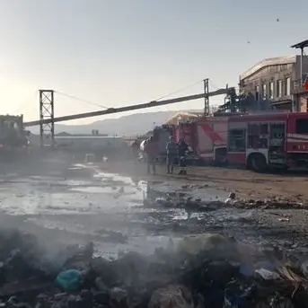 San Pietro Lametino, cumuli di rifiuti in fiamme all'interno di un capannone