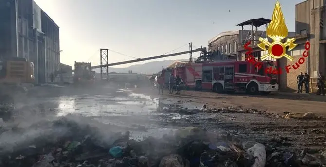 San Pietro Lametino, cumuli di rifiuti in fiamme all'interno di un capannone