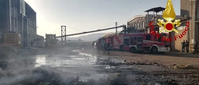 San Pietro Lametino, cumuli di rifiuti in fiamme all'interno di un capannone