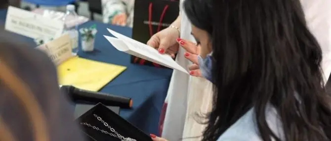 Al ministro Azzolina una creazione del maestro orafo calabrese Sacco