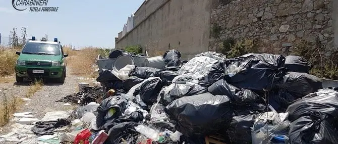 Abbandono di rifiuti pericolosi e non, sequestrate due aree a Spezzano Albanese