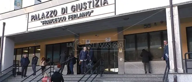 Catanzaro, violenze e minacce a moglie e figlia: condannato a 5 anni