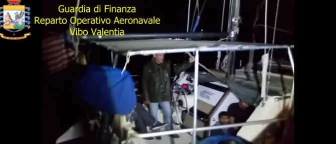 Migranti positivi in Calabria e Sicilia, Lamorgese: «A breve le navi-quarantena»