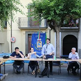 «L'emergenza rifiuti rischia di diventare sanitaria»: a Saracena consiglio comunale in piazza