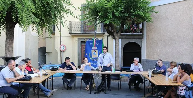 «L'emergenza rifiuti rischia di diventare sanitaria»: a Saracena consiglio comunale in piazza