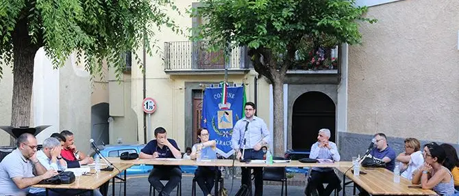 «L'emergenza rifiuti rischia di diventare sanitaria»: a Saracena consiglio comunale in piazza