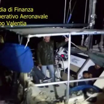 Sbarco a Roccella, tutti negativi i tamponi dei poliziotti impegnati nelle operazioni