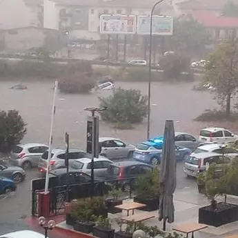 Maltempo, bomba d'acqua a Palermo: 2 morti e gente a nuoto in strada
