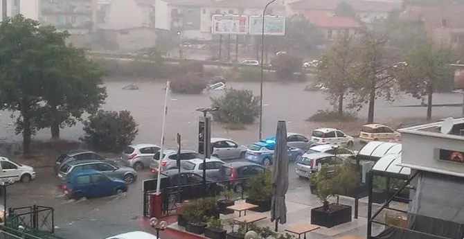 Maltempo, bomba d'acqua a Palermo: 2 morti e gente a nuoto in strada