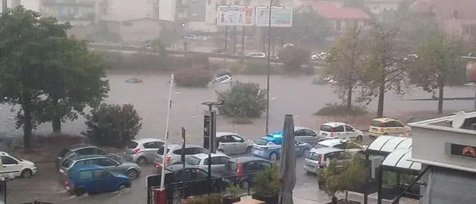 Maltempo, bomba d'acqua a Palermo: 2 morti e gente a nuoto in strada