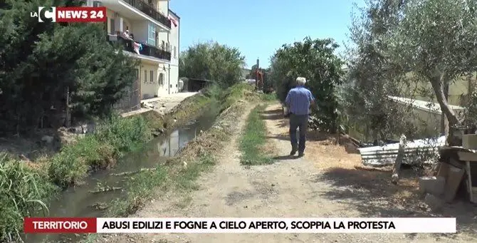 Edifici abusivi e fogne a cielo aperto, monta la protesta a Corigliano Rossano