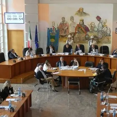 Cosenza, i conti non tornano: slitta la discussione in Consiglio sul bilancio