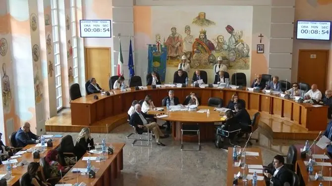 Cosenza, i conti non tornano: slitta la discussione in Consiglio sul bilancio