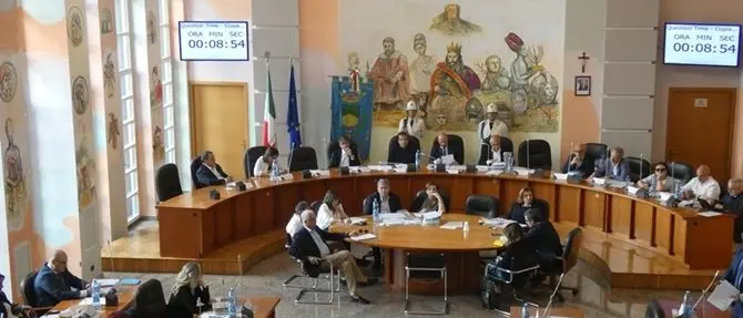 Cosenza, i conti non tornano: slitta la discussione in Consiglio sul bilancio