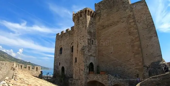 Il suggestivo borgo e il Castello sul mare, Roseto apre le porte a Sorridi sei in Calabria