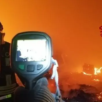 Incendio distrugge un capannone a Briatico, danni ingenti: video