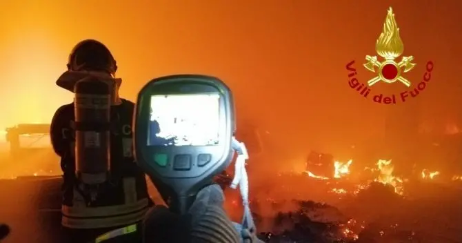 Incendio distrugge un capannone a Briatico, danni ingenti: video