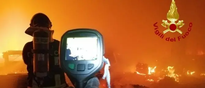 Incendio distrugge un capannone a Briatico, danni ingenti: video