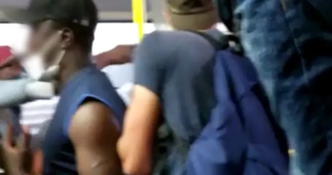 Migrante insultato su bus a Catanzaro: aveva occupato un posto vietato dalle norme anti-Covid