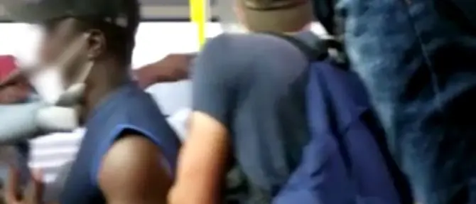 Migrante insultato su bus a Catanzaro: aveva occupato un posto vietato dalle norme anti-Covid