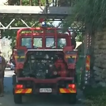 Briatico, ambulanza e vigili del fuoco bloccati dall’arco del mulino: «Vergogna»