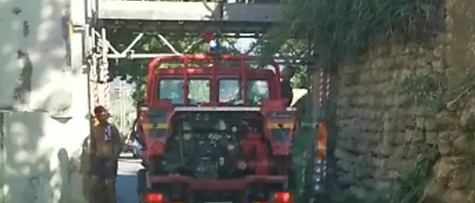 Briatico, ambulanza e vigili del fuoco bloccati dall’arco del mulino: «Vergogna»