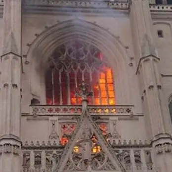 Grosso incendio in Francia, brucia la cattedrale di Nantes