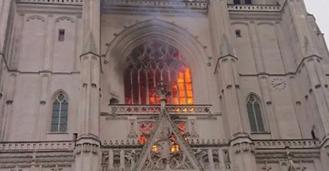 Grosso incendio in Francia, brucia la cattedrale di Nantes