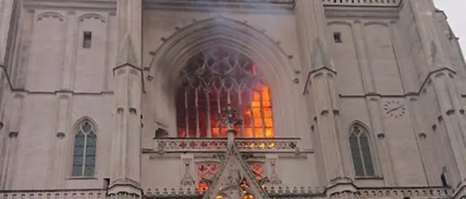 Grosso incendio in Francia, brucia la cattedrale di Nantes