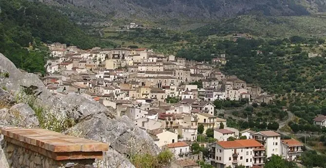 Nell'estate del Covid italiani alla scoperta dei borghi e delle loro tradizioni