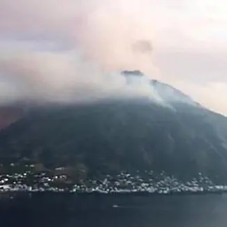 Stromboli, due forti esplosioni scuotono l’isola. Tanta paura ma nessun danno