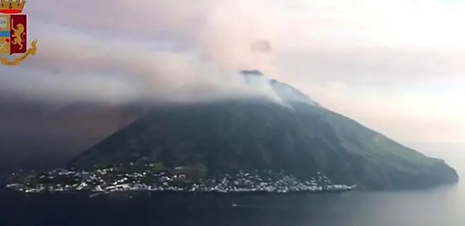 Stromboli, due forti esplosioni scuotono l’isola. Tanta paura ma nessun danno