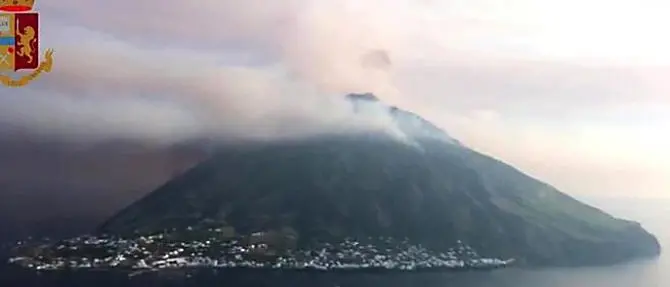 Stromboli, due forti esplosioni scuotono l’isola. Tanta paura ma nessun danno